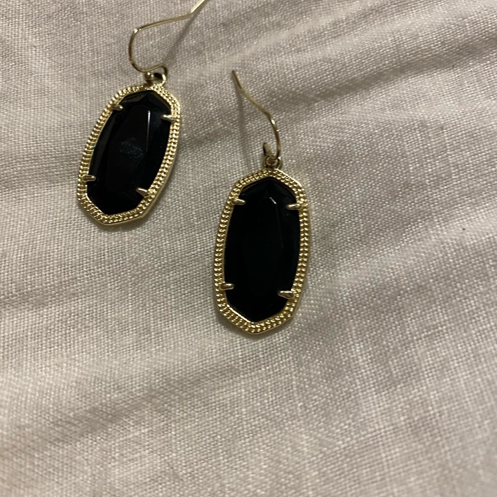 Black medium sized Kendra Scott earrings!!